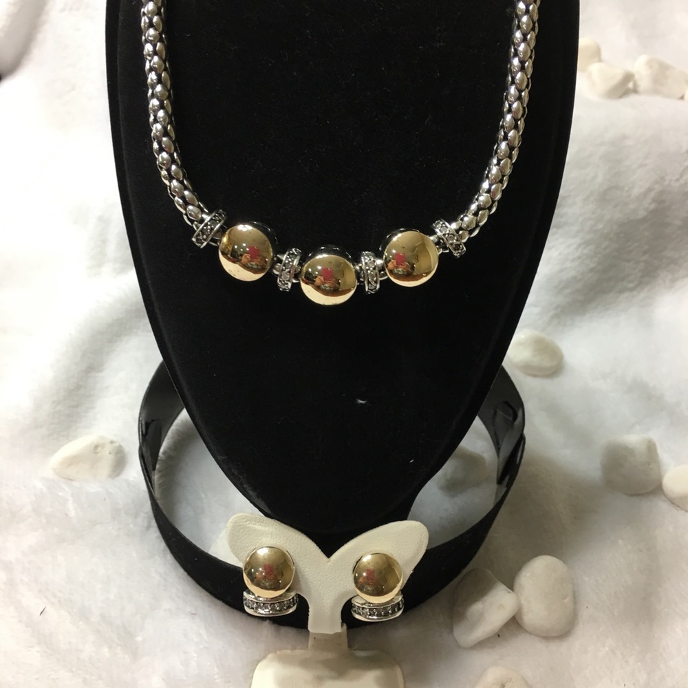 NEW Necklace with round charms and earrings set